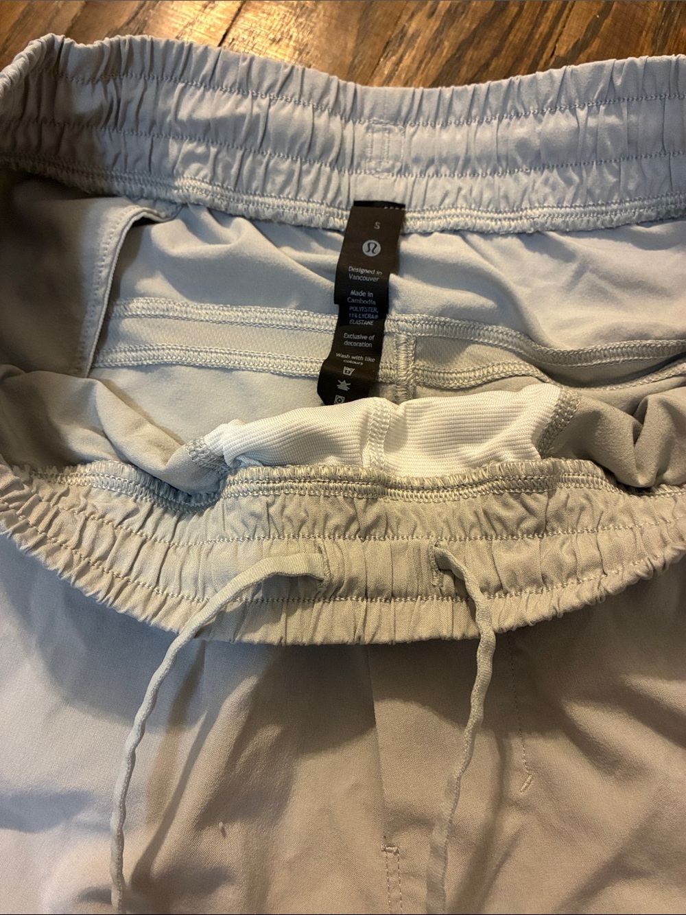 lululemon athletica Men's Light Gray Athletic Shorts - Picture 5 of 5